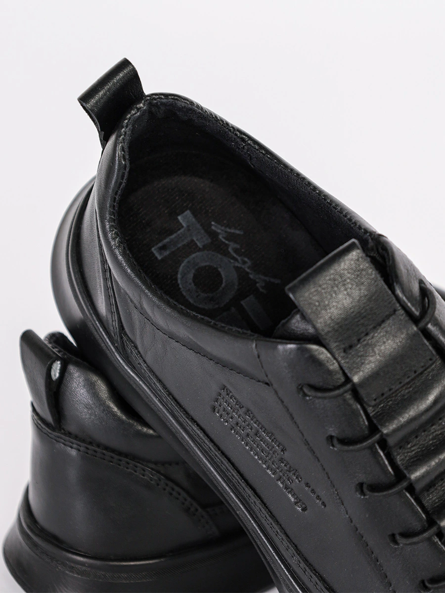 Туфли черного цвета с эластичной закрытой шнуровкой